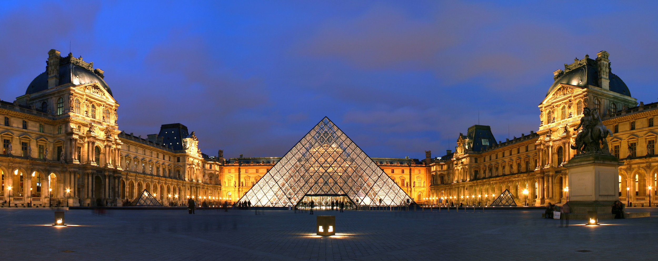 Louvre Pyramid symetry.jpg