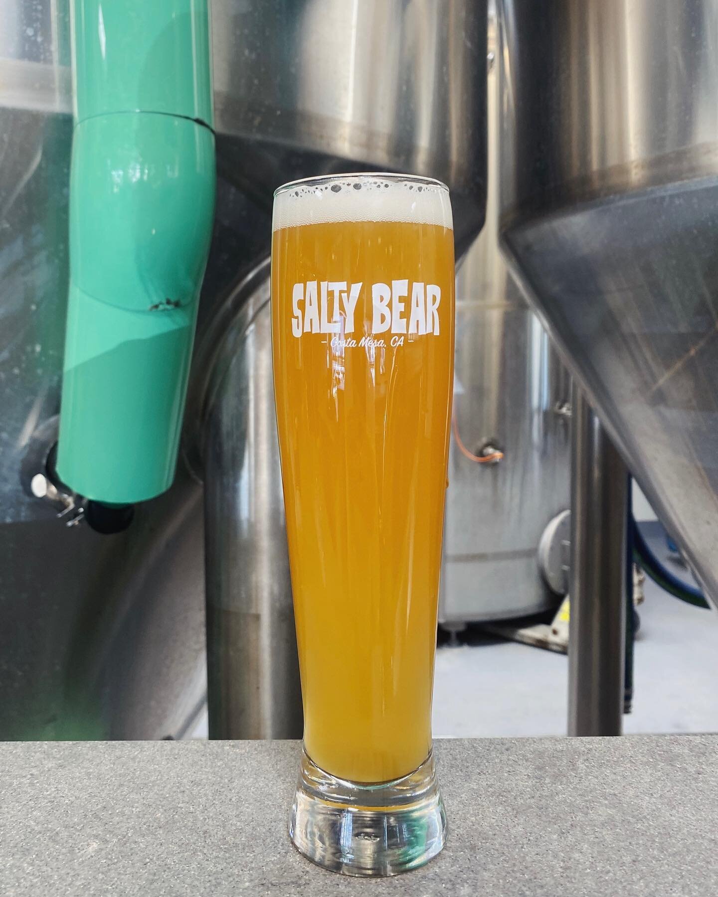 The sun is out and we have a delicious new Hefeweizen on tap. ☀️

The &lsquo;Field Trip&rsquo; Hefe - traditional German Wheat Beer at 5.4% 

Saturday we have @jollyburgeroc + @magicalfork playing on the patio 3-6PM. 

🍻