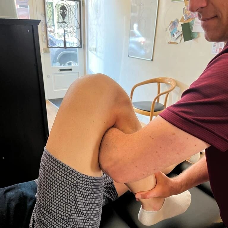 Knee pain? A very common cause is compression of the knee joint. Here is a knee adjustment that brings more space back to your knee. ☺️

Another common cause of knee pain is problems in the ankle or hip. If that's the case, we'll address those areas 