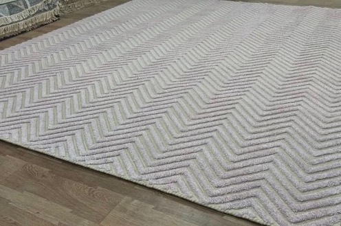 LAV mohair wool plushness with chevron pattern is beautifully crafted into our new custom rug...
.
.
.
.
#rug #luxury #luxurylifestyle #luxuryhomes #carpet #decor #homedecor #interiors #interior123 #interiorinspo #flooring #art #fashion #trend #wool 
