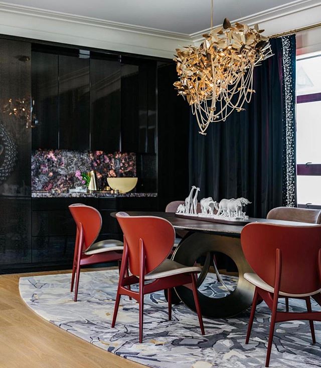 Shattered glass beautifully woven together in pure natural silk for this gorgeous dining space.
.
.
.
#rug #luxury #luxurylifestyle #luxuryhomes #carpet #decor #homedecor #diningroomdecor #interiors #interior123 #interiorinspo #flooring #art #wool #s