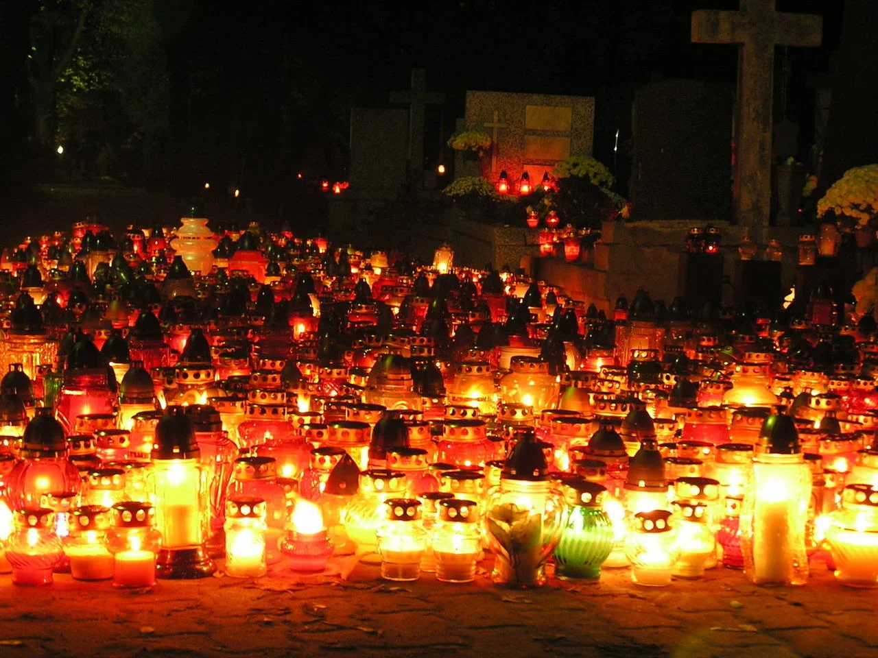 candles-on-a-cementary-1443411-1280x960.jpg