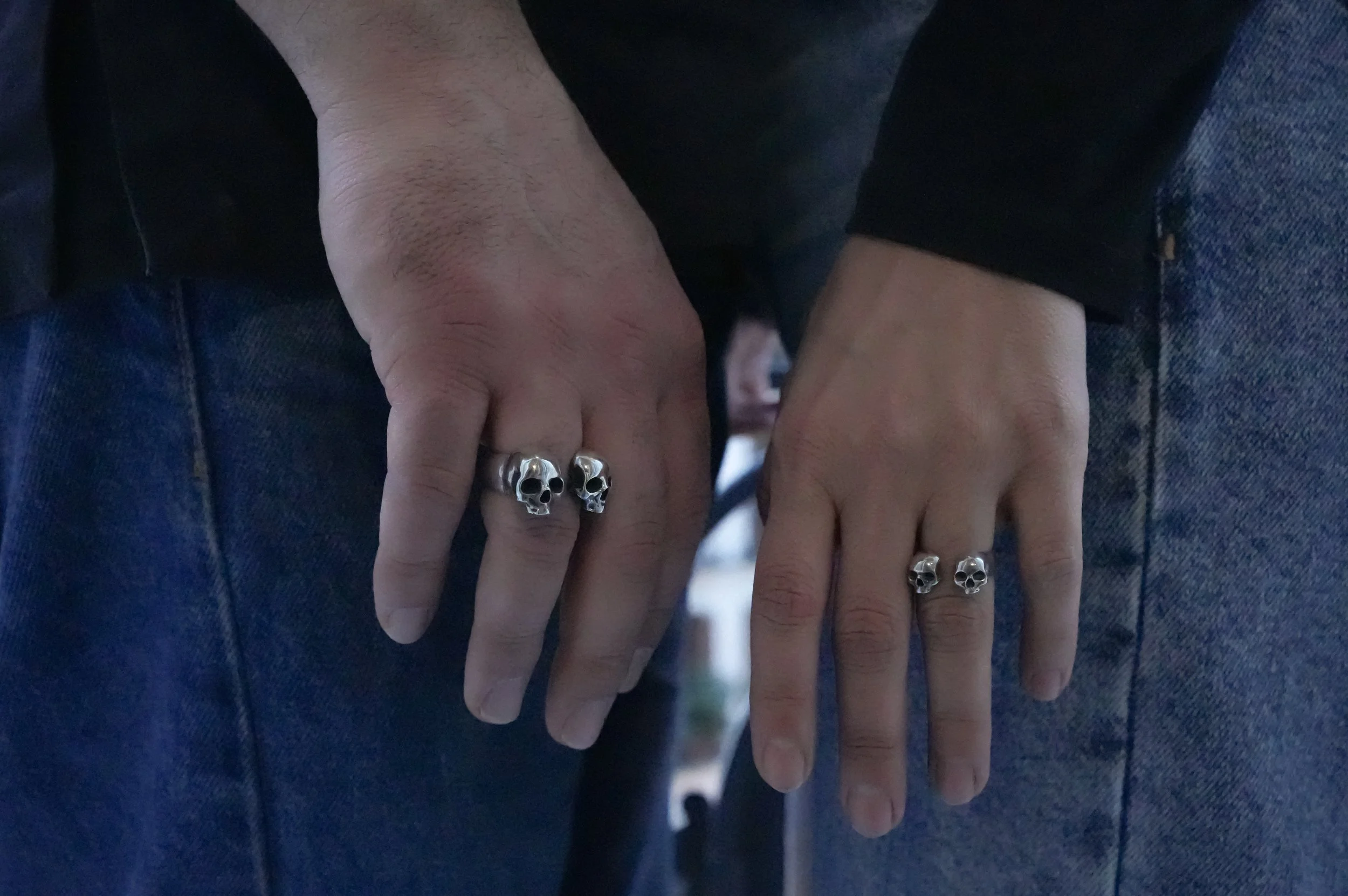 Anillos de calaveras: Un símbolo macabro con un impacto perdurable en la moda