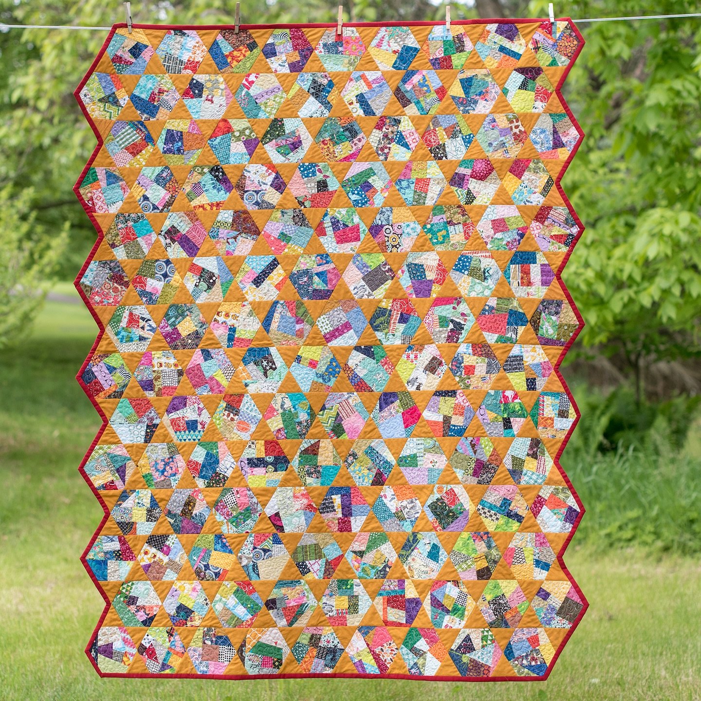 Here&rsquo;s the full view of the hexagon scrap quilt. I have had this finished for a few months and finally got around to photographing it. 📷 

I made the blocks early in COVID stay at home times, then finished the top and quilted it in fairly shor