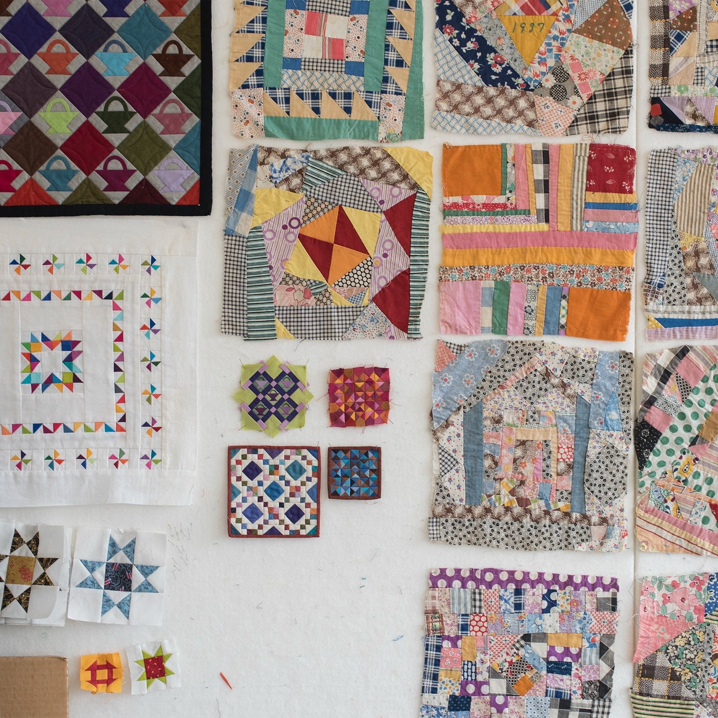 What&rsquo;s on your design wall? Mine design wall is filled with a mix of old and new. On the right are some blocks made by an unknown maker in 1937. On the left, some of my older tiny piecing. In the middle is my newest teeny tiny work. 

#sewtiny 