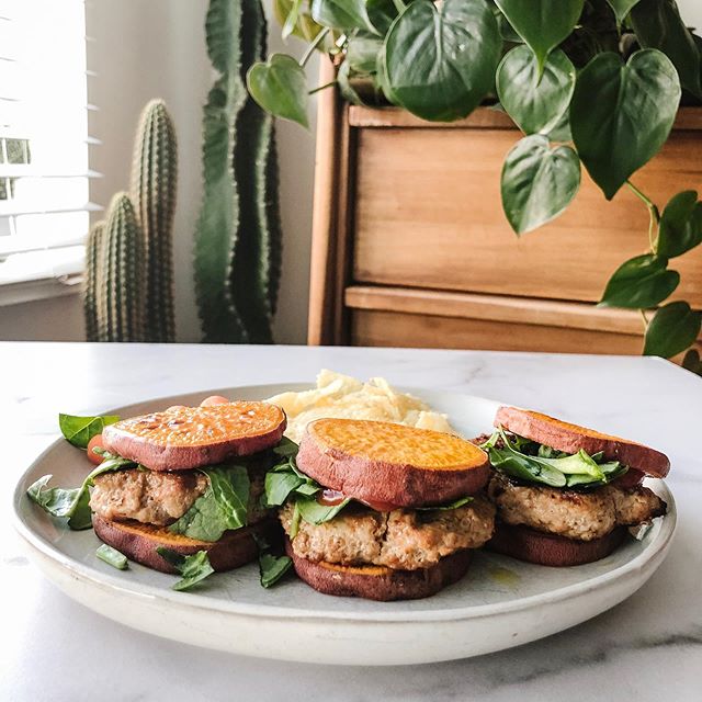 I&rsquo;m back! We have had a filled week, including a quick weekend trip to get some sun and see our CA friends, and then came back to snow ❄️ 😂
I&rsquo;ve been cooking whatever we have left in the fridge, but these paleo mini turkey sliders I made