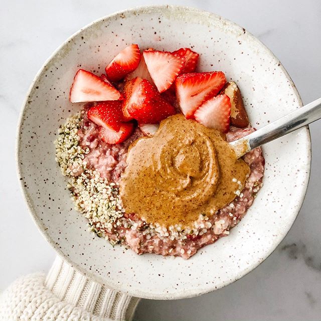 Good Monday morning! This is probably the last of the non-frozen strawberries we will have during this winter 😢 and I enjoyed every single bite 😋
The relationship between food and body image is a tricky one for a lot of women, and while I do okay w