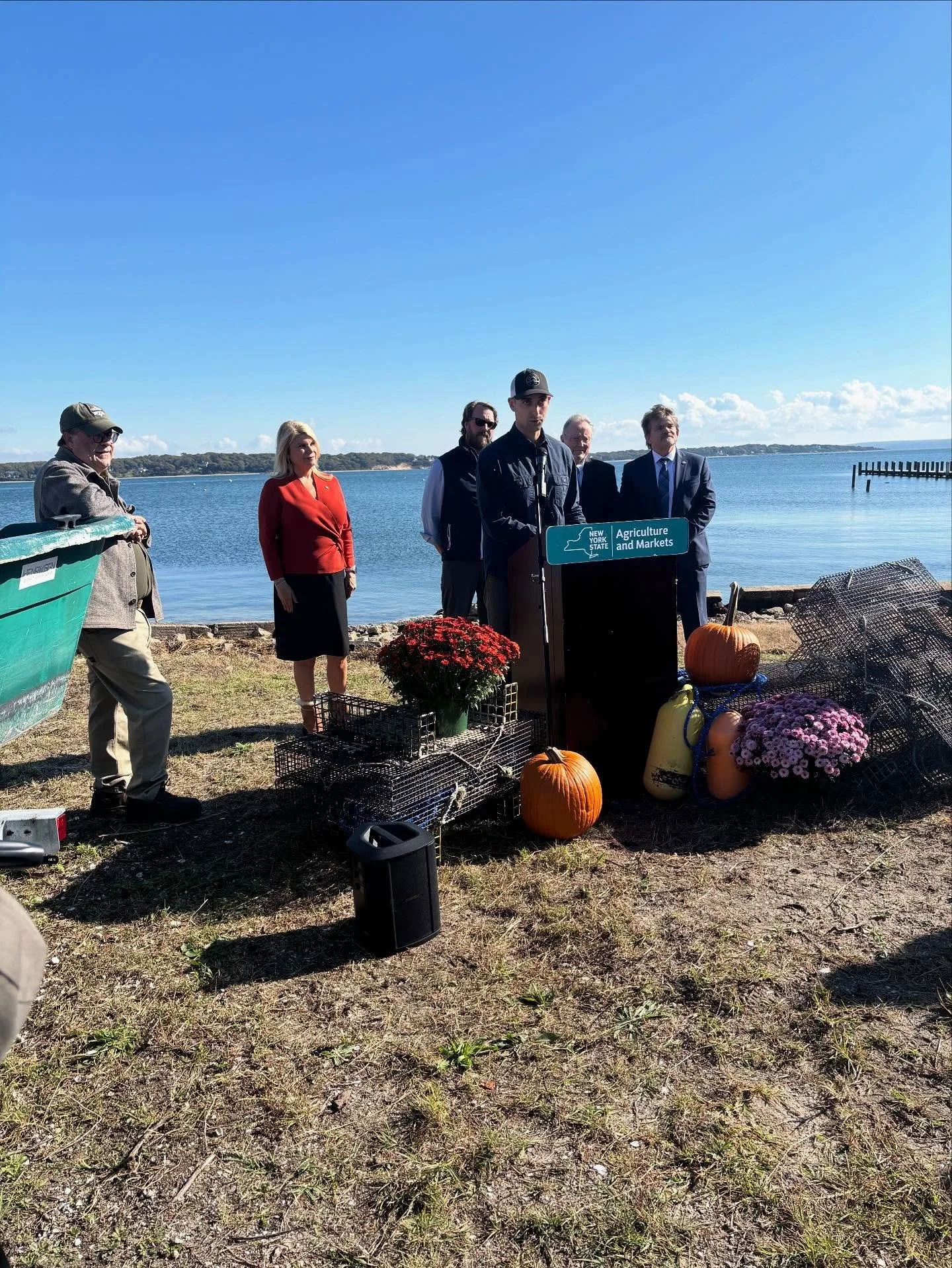 Such great news for our oyster farmers & we couldn’t be more excited for our neighbors @hamptonoysterco & all our other oyster farmers!
https://www.eastendbeacon.com/on-new-suffolks-waterfront-state-announces-funding-for-oyster-growers/