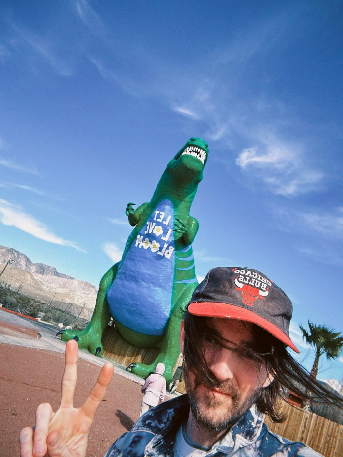 On our way to play the @wayfarercm tonight 2/21 in Costa Mesa, ca! 🦕 (🌼 ______ 🌼) 🦖 #particlekid #acoustiquest2026 #livingthingsonly