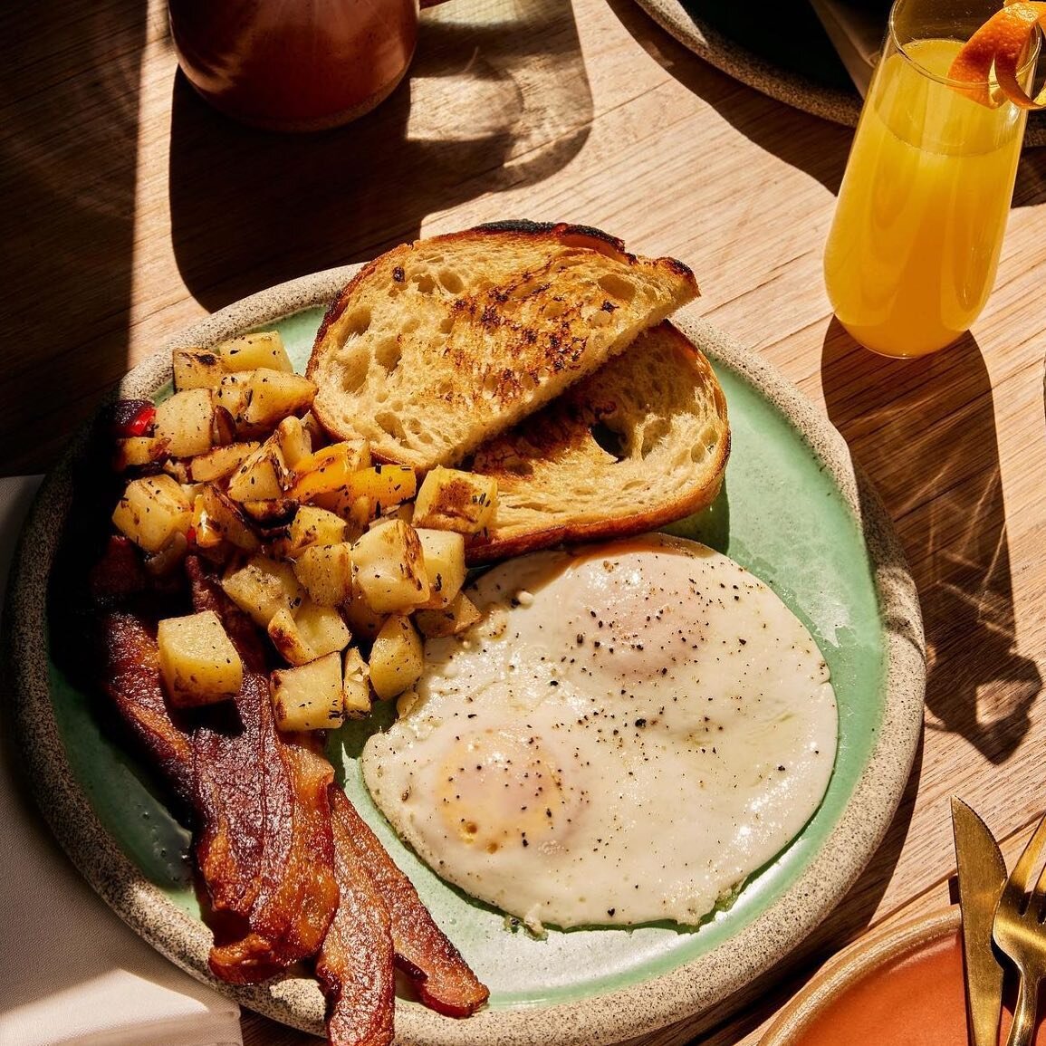 Anyone else need a mimosa in their hand stat? 🍊 Join us for Sunday brunch from 11-2!