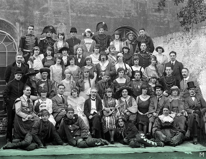 11 декабря 1921 г. // Театральная группа мистера Мюррея, одетая для представления «Сбежавшей девушки», изображенная в задней части мэрии / Королевского театра на торговом центре в Уотерфорде. 11 декабря 1921 г. // Театральная группа мистера Мюррея, одетая для представления «Сбежавшей девушки», изображенная в задней части мэрии / Королевского театра на торговом центре в Уотерфорде.