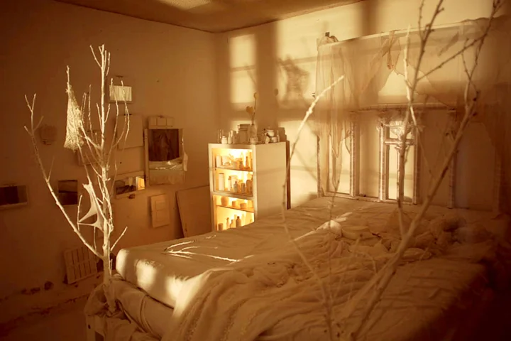The play was set in an abandoned house