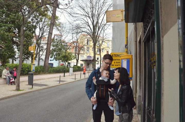 Bus stop shenanigans, Praça Flores as backdrop