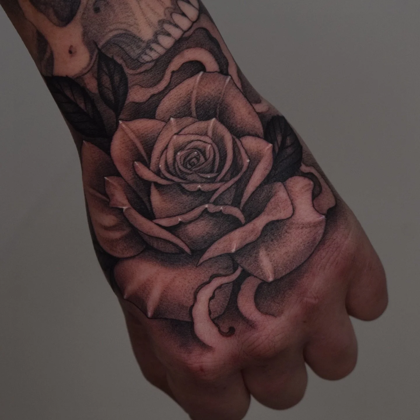 Classic handjobs hit every time 🌹 #bnginkedsociety #skinartmag #blackclaw #nathansmithtattoo #rosetattoo nathansmithtattoo@gmail.com for bookings