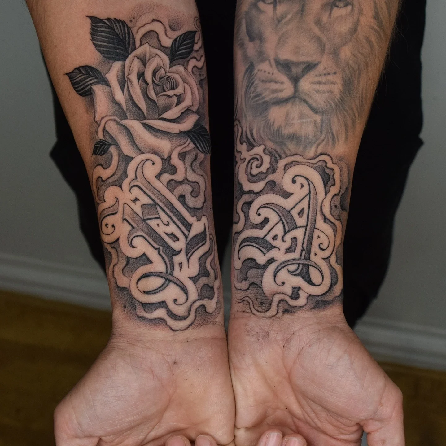 Fun couple of letters and rose from the other week. #killerinktattoo #blackclaw #bishoprotary #bnginksociety #inksav #inkedmag #skinartmag #tattoolifemagazine #scriptkillas #letteringcartel #lettering #nathansmithtattoo #leicestertattooartist #northa