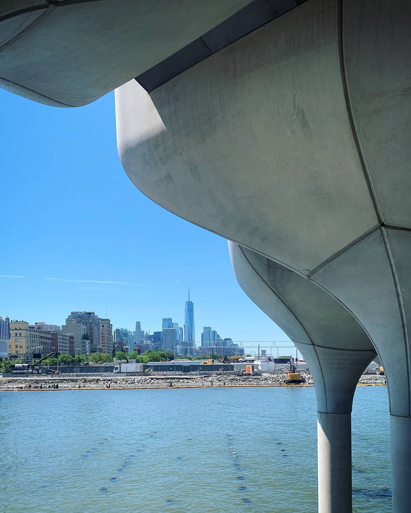 An incredibly unique park is now open for visitors in New York City. Little Island, designed by Heatherwick Studio and Mathews Nielsen Landscape Architects, is a nature getaway and peaceful retreat for city dwellers. Swipe for more.
.
.
.
#littleisla