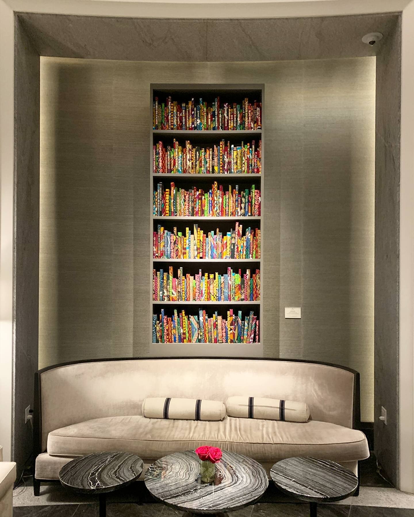 I last saw Yinka Shonibare&rsquo;s art at the @icaboston. Last night I spotted it as part of a permanent installation at @fsbostondalton lobby. What a delight 🙌@shonibarestudio 
.
.
.
#artinstallation #bookcase #bookart #installationart #contemporar