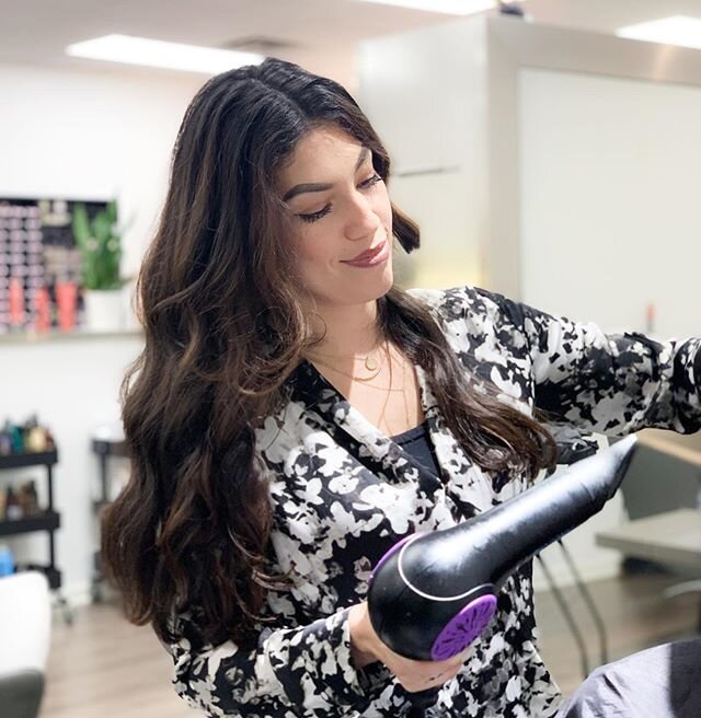 🌎Jasmine saving the world one blowout at a time! #richardandco901 @jasmine_ghair 
#hairstylist #bestsalon #901 #collierville #germantowntn #blowout #hair #haircolor #tennessee #hairstyle #oribe #kevinmurphy #aveda #unitehair #blowdrystyle #keuneamer