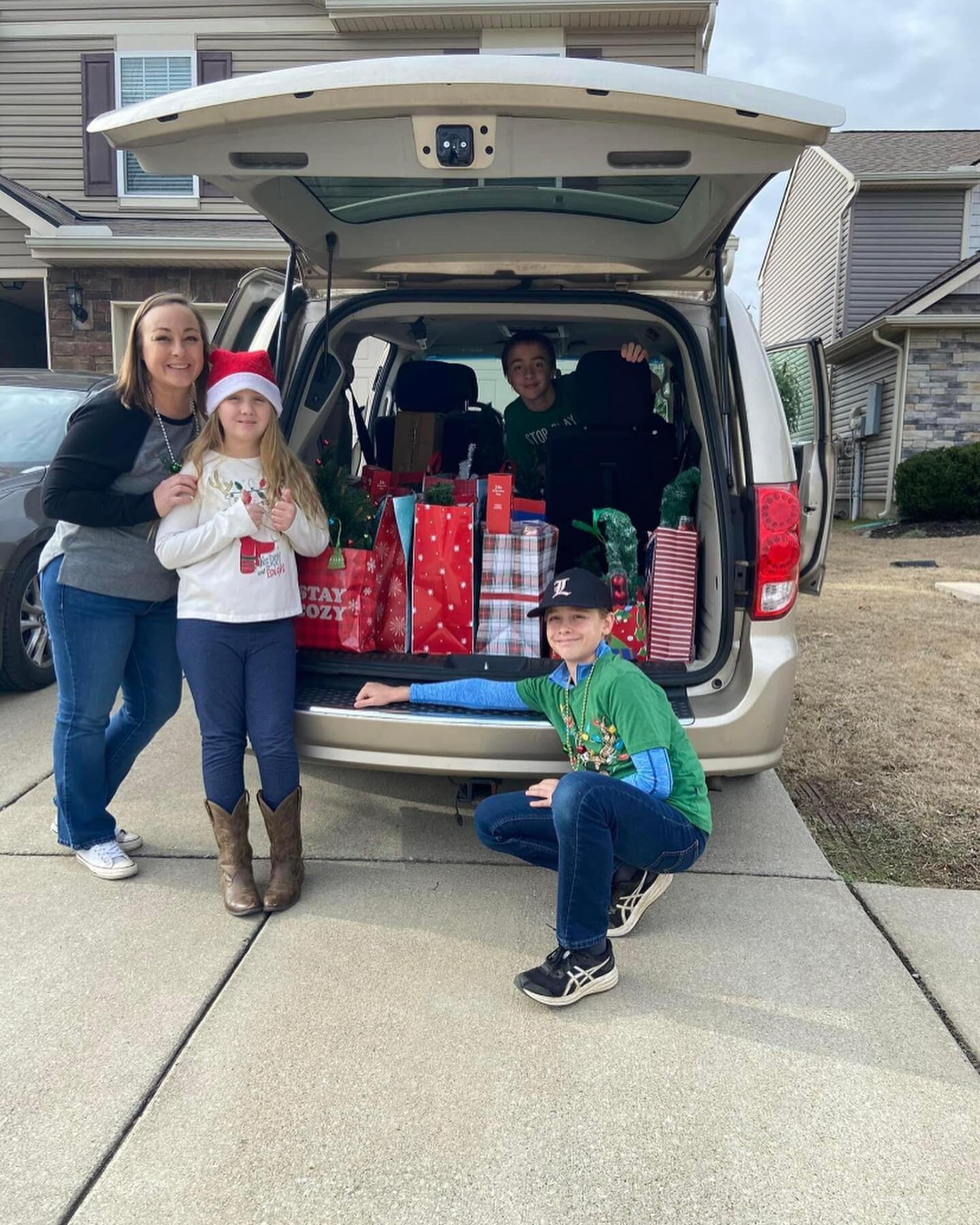 17 bags of Christmas decorations delivered to @tristarchildrenshospital in Nashville! Thank you to all who donated!

#thegreysonproject #holidayspirit #holidaydecor