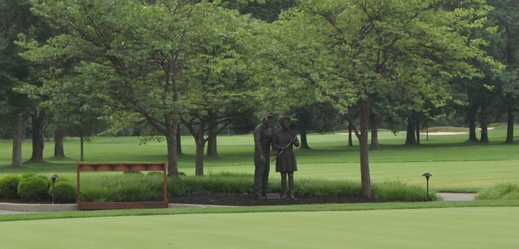 Statue of Pete and Alice Dye at Crooked Stick Golf Club