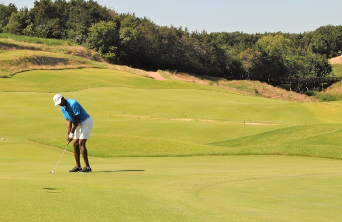 A little Texas Wedge on the 9th hole.