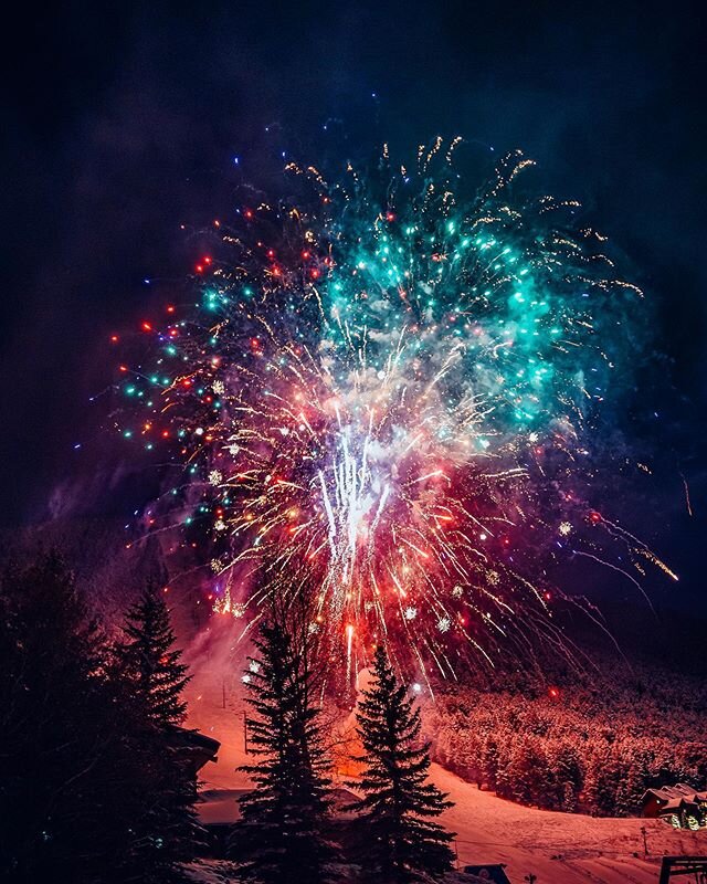 Happy New Year everybody! Thank you so much for continuing to support my work and this account and just being along for the ride with me. 2020 is gonna be a year of incredible growth and change and I can&rsquo;t wait to share it #jacksonhole #wyoming