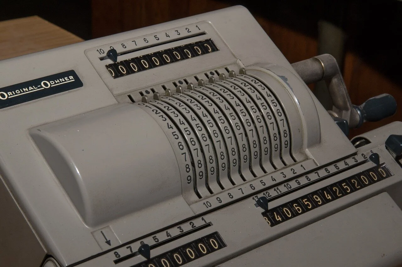 calculating-machine-3398501_1280.jpg