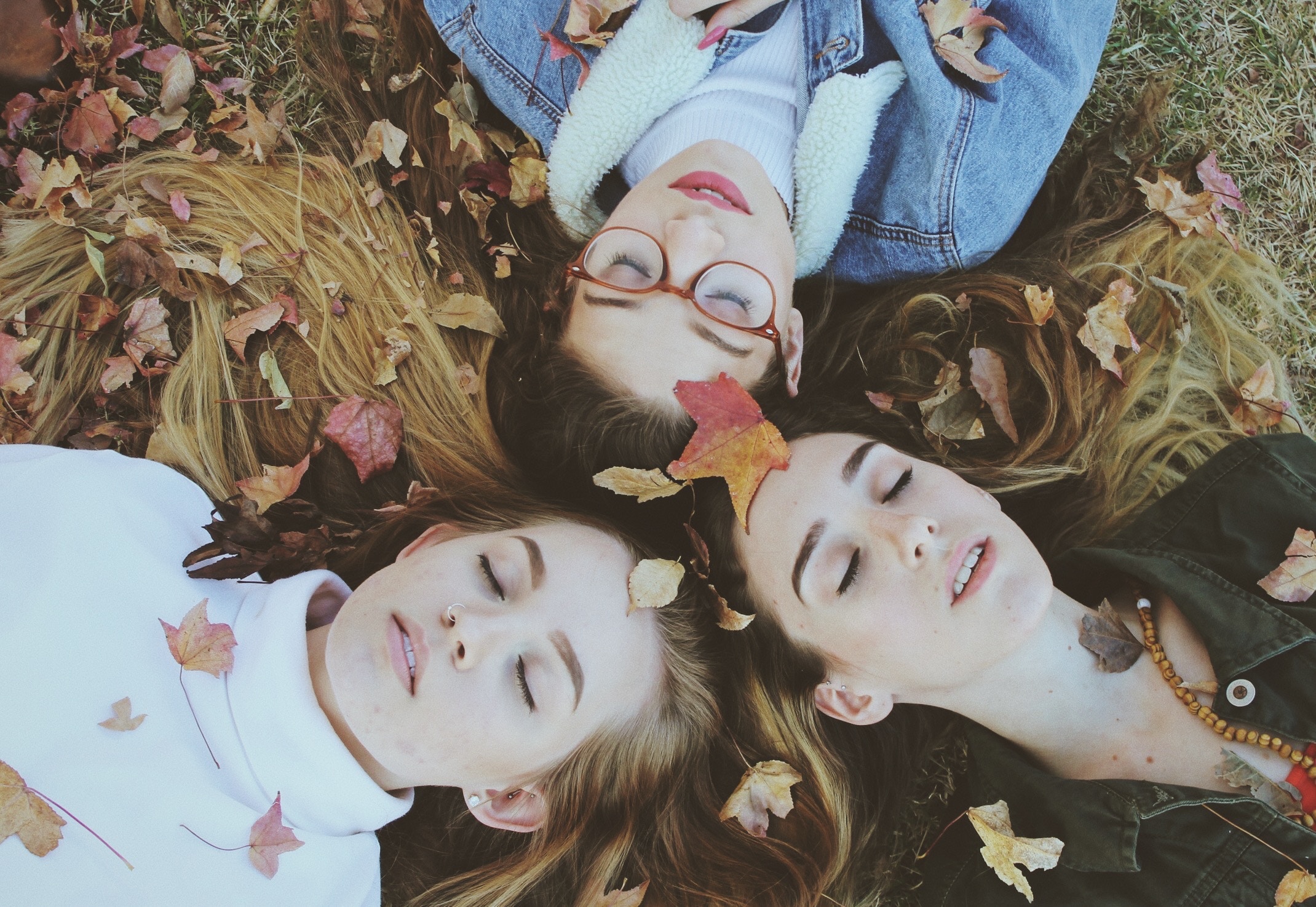 BPD-therapy-Melbourne-emptiness-and-BPD-young-women-lying-on-ground-together-with-closed-eyes
