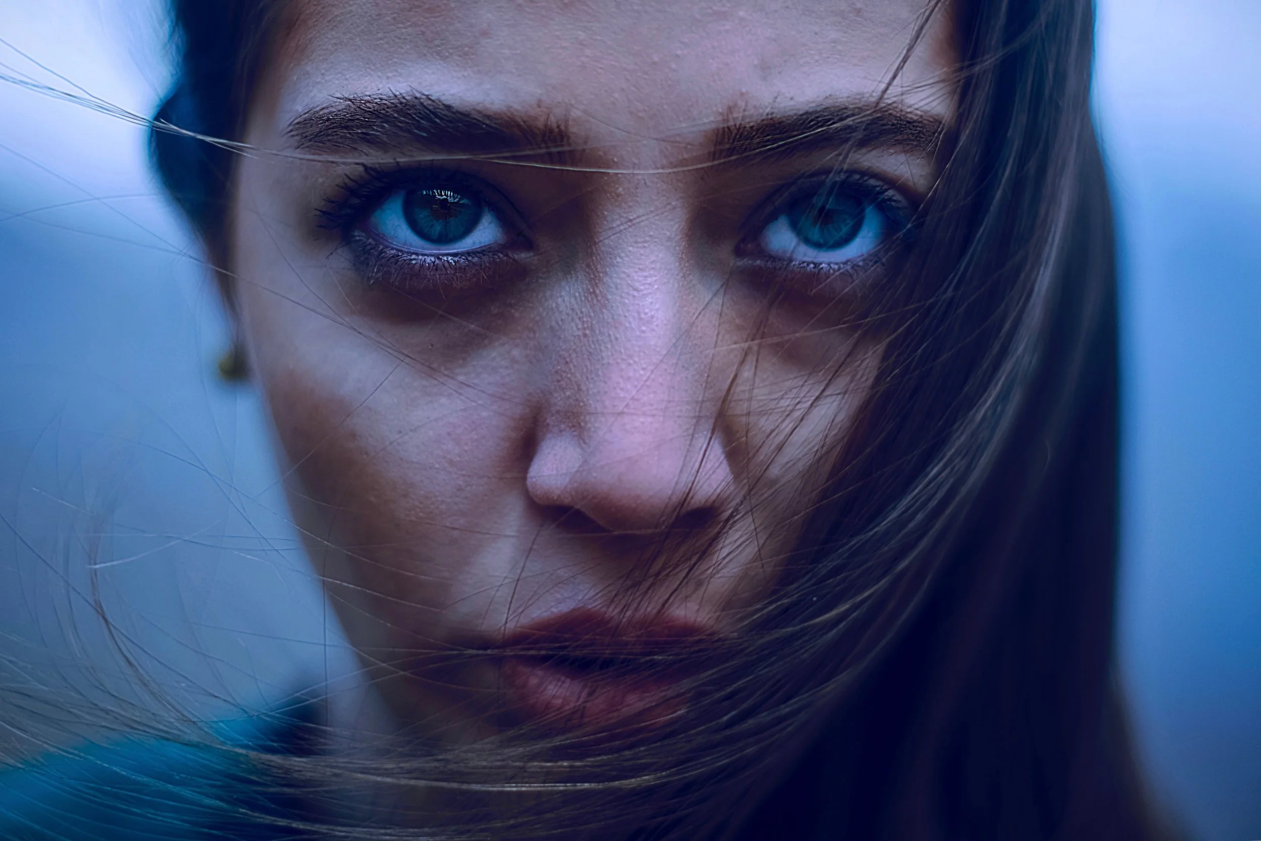 Trauma-counselling-and-therapy-for-Complex-PTSD-in-Melbourne-close-up-of-young-woman’s-face-looking-up