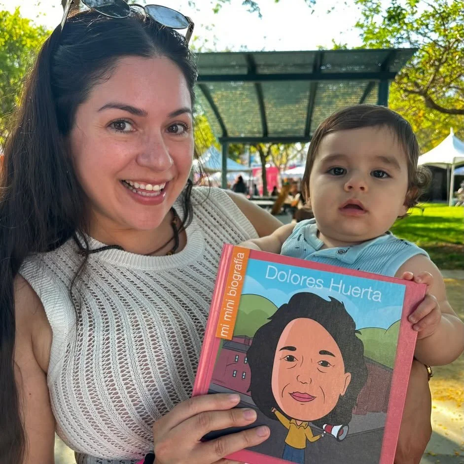 Books and Babies @latinafest with @maestramendoza 😍
.
A full circle moment passing down the wisdom of Tamarindo guest and civil rights icon Dolores Huerta to the next generation. ✨😍