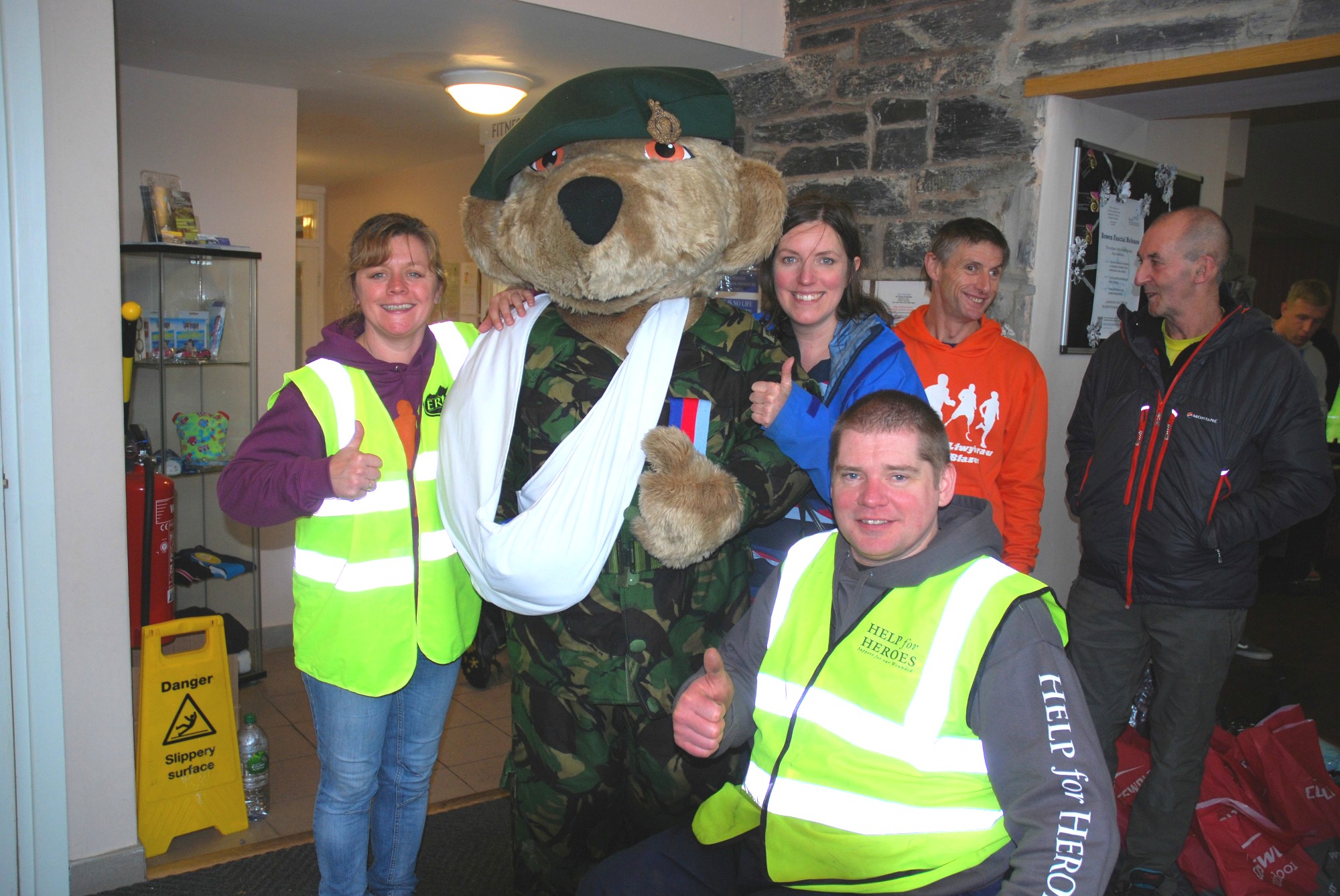 Arth Arwr a'r tîm yng Ngwesty'r Waterloo, Sialens Llwybr Betws-y-coed 2015