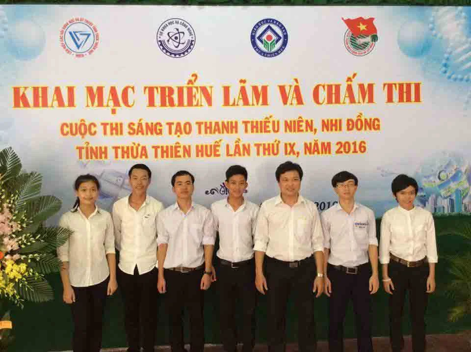 Em Tiến (thứ 2 từ phải sang) tại cuộc thi Sáng tạo Thanh thiếu niên, nhi đồng tỉnh Thừa Thiên – Huế lần thứ 9 năm 2016. Ảnh: NVCC.