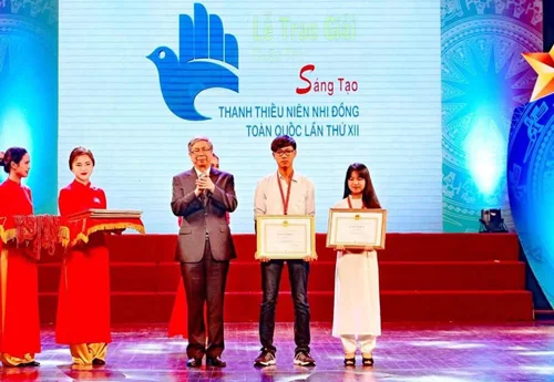 Nhân và Ly nhận giải nhất Cuộc thi sáng tạo thanh thiếu niên nhi đồng toàn quốc lần thứ 12 - Ảnh: NVCC