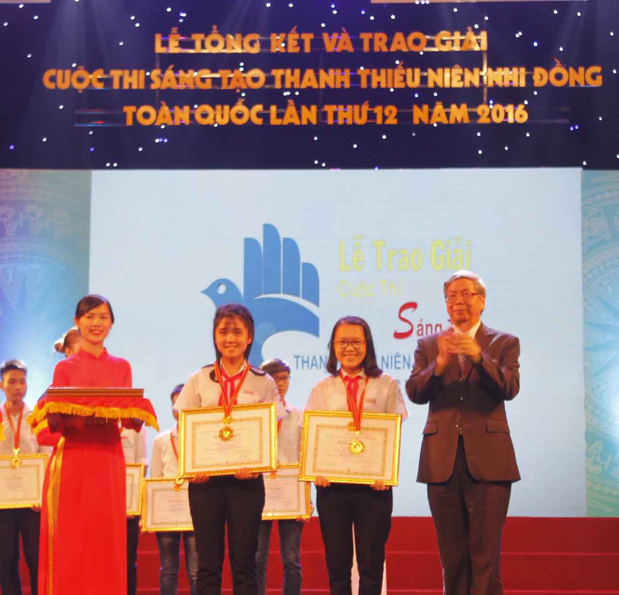 Hai nữ sinh lớp 9 biến màn hình tivi thành bếp năng lượng mặt trời 