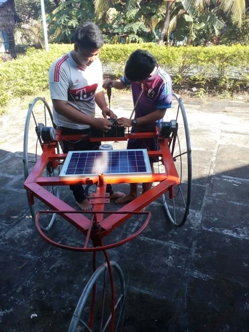 Thầy trò trường làng chế xe canh tác lúa đa năng sử dụng năng lượng xanh