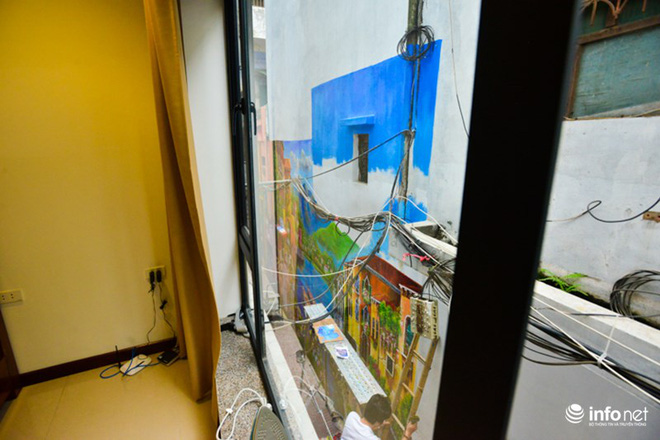 Góc nhìn từ cửa sổ tầng hai chiếu ra thẳng bức vẽ. Hình ảnh nền trời xanh, mây trắng cùng những mái nhà đơn sơ khiến view trở nên lãng mạn hơn, bình yên hơn.