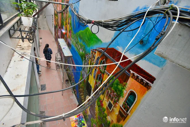 Từ ý tưởng của một gia đình, cả xóm đã cùng chung ý để họa thêm màu sắc sống động cho con ngõ thô mộc trước kia.