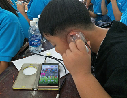 Để có thể nghe nhạc.