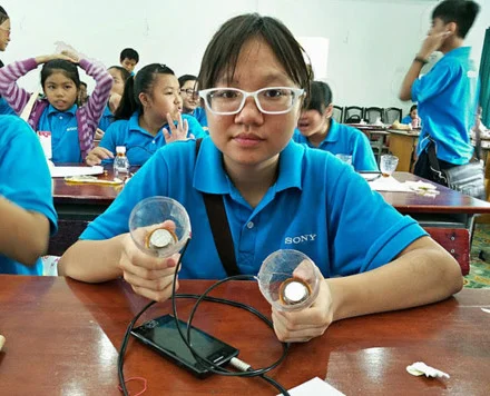 Tai nghe có dây và giắc cắm vào điện thoại..