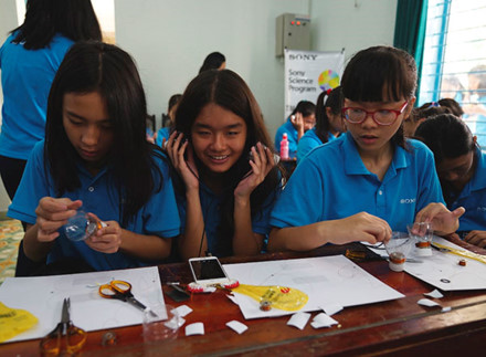 200 học sinh biến chai nhựa, nam châm, dây đồng thành tai nghe