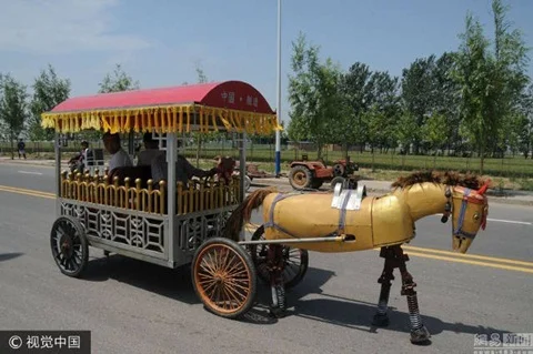 Người nông dân Trung Quốc chế tạo ngựa sắt rô bốt bước đi như thật suốt 12 năm trời