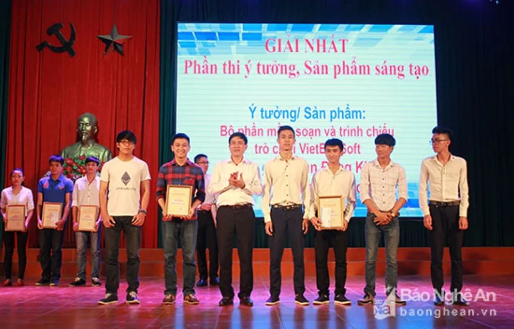 Mô hình ‘Trồng nấm bào ngư công nghệ cao’ (Mô hình vườn thông minh IOT) đã giành giải nhất tại Festival sinh viên lần thứ Nhất năm 2017