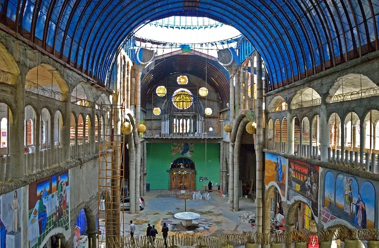 Người đàn ông 91 tuổi dành 56 năm để xây nhà thờ từ những vật liệu bỏ đi