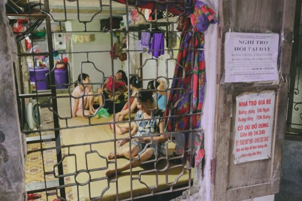 Khu vực xung quanh Bệnh viện Nhi Trung ương (Hà Nội) hầu như không ai không biết đến ông Nguyễn Thế Hiệp hay còn gọi là Hiệp 'khùng' cho thuê nhà trọ với giá 15.000 đồng/người/đêm với đầy đủ các tiện ích như điều hòa, wifi, tivi.... (Ảnh: Minh Sơn/V…