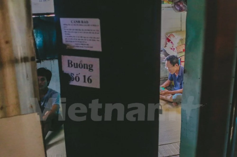 Đa số những người đến thuê trọ là những người nghèo từ các tỉnh lẻ đổ về Hà Nội chữa bệnh. Cái nắng tháng Sáu của Hà Nội gay gắt, cháy da thịt nhưng không phải ai cũng có điều kiện thuê phòng trọ có điều hòa. (Ảnh: Minh Sơn/Vietnam+)