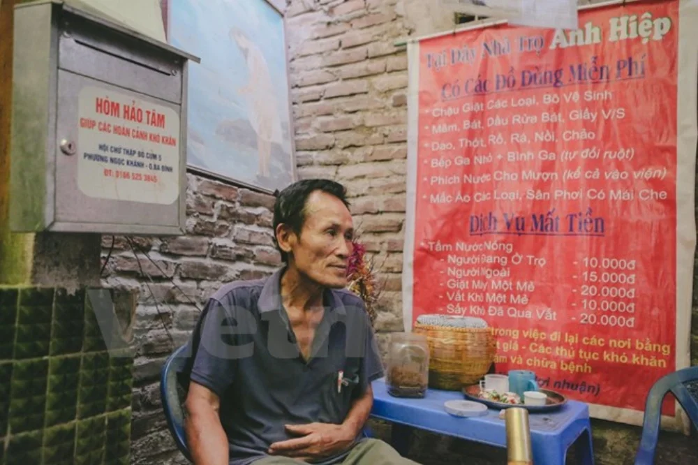 Chính vì vậy, từ năm 2008, ông Hiệp đã lên kế hoạch mở khu nhà trọ giá rẻ với 42 phòng dành cho những người nghèo khó đến ở. Mỗi ngày có khoảng hơn trăm lượt khách đến thuê phòng trọ. (Ảnh: Minh Sơn/Vietnam+)