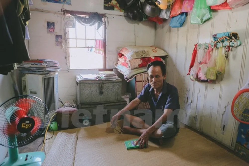 Nhiều khi hết buồng, ông Hiệp sẵn sàng nhường phòng mình cho khách ở, tất cả như người nhà với nhau. Nhiều gia đình không có tiền trả viện phí ông sẵn sàng cho vay tiền. Không ít những người quá nghèo khổ, ông dẫn về nhà cho ăn ở miễn phí. (Ảnh: Min…