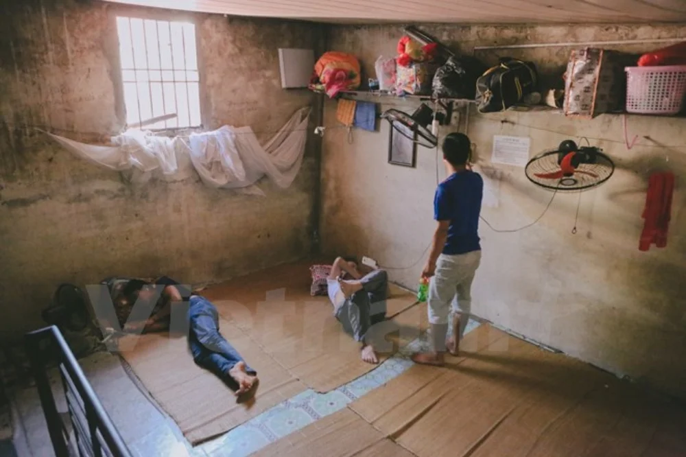 Dãy nhà trọ của ông Hiệp có tổng cộng 4 khu, với sức chứa khoảng hơn 120 người. Ngoài điều hòa, ông còn trang bị cho tất cả các phòng ti vi, wifi, truyền hình cáp... (Ảnh: Minh Sơn/Vietnam+)