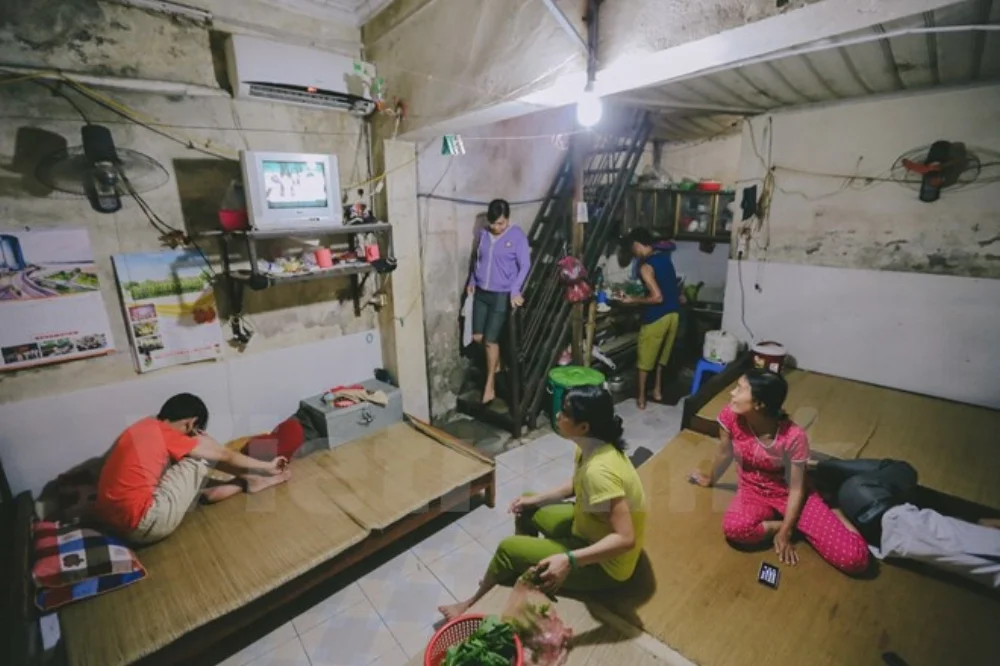 Ông Hiệp chia sẻ: 'Tôi vừa cho người ta trọ vừa làm phúc đức cho con cháu, tôi luôn hài lòng về những gì mình đang có và tôi muốn sẽ giúp đỡ được nhiều người hơn nữa.'(Ảnh: Minh Sơn/Vietnam+)