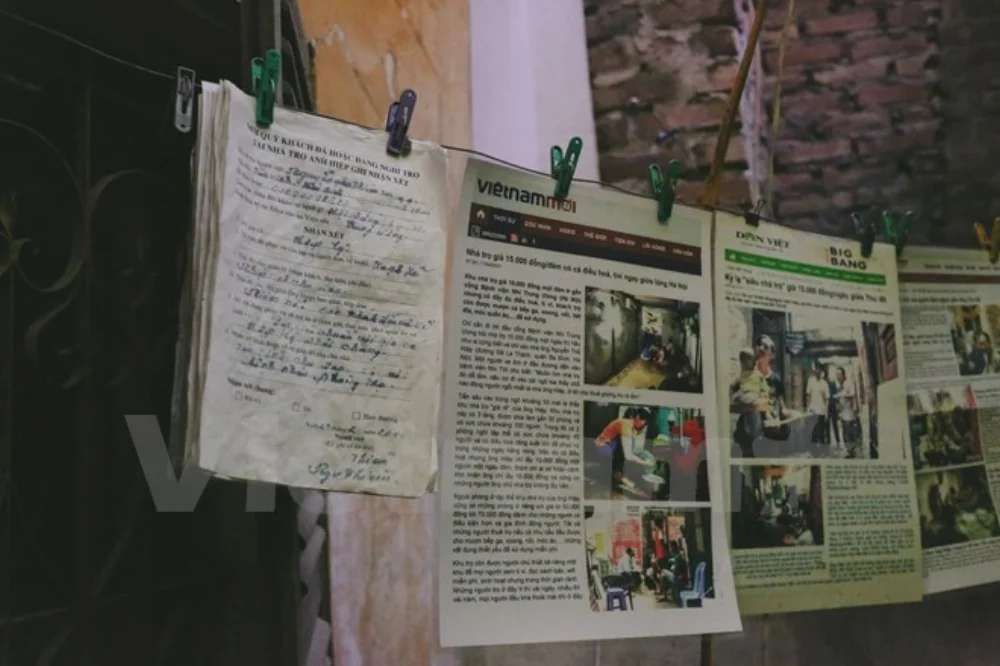 Ông Hiệp còn tự tay đi in những bài báo viết về xóm trọ đầy tình thương của mình như vừa để làm kỷ niệm vừa để cho khách đến thuê phòng tin. (Ảnh: Minh Sơn/Vietnam+)